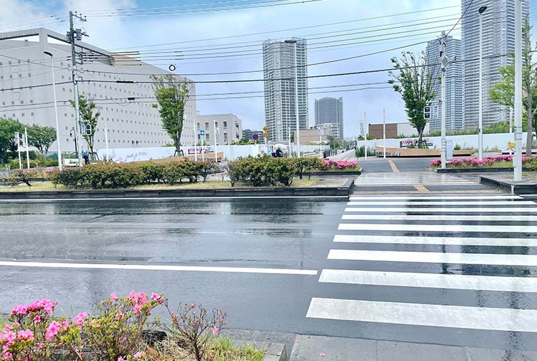 横断歩道を渡り、直進してください。